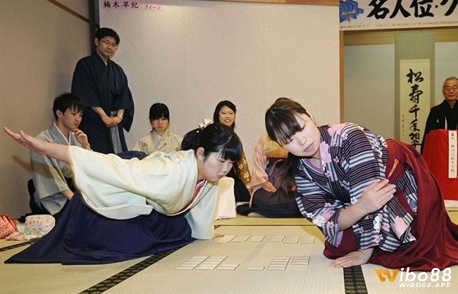 Người chơi Uta Garuta sẽ phân thành 2 nhóm và ngồi trên chiếu Tatami