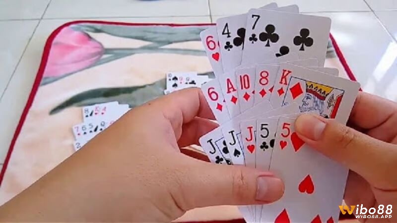 Trong binh xập xám nmỗi người chơi sẽ được chia 13 lá bài và phải sắp xếp chúng thành các tổ hợp bài