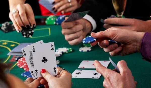 Cách chia bài poker dễ hiểu dành cho người chơi mới