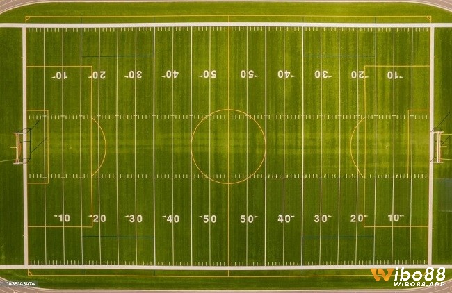 Sân chơi bóng bầu dục đạt tiêu chuẩn với 100 thước dài và 60 thước rộng