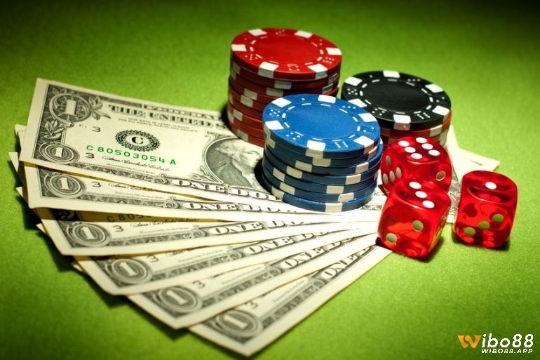 Chip Poker là dụng cụ thay thế tiền mặt trong poker, với hình dạng hình tròn, đa màu sắc và giá trị đa dạng.